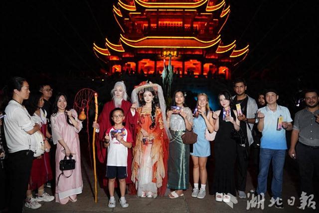 黄鹤楼前送祝福，七夕良缘共此时