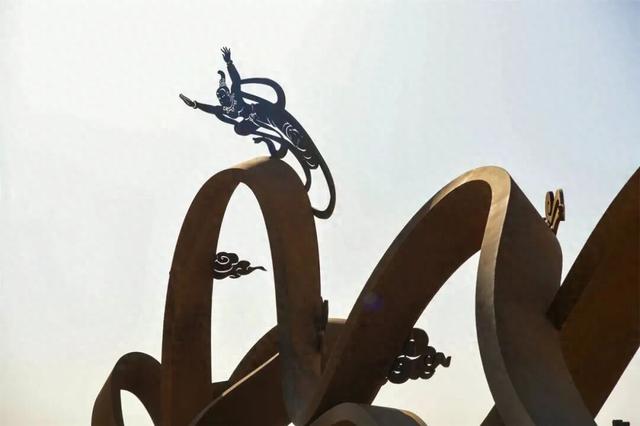 酒泉市敦煌阳关玉门关旅游区大型雕塑“盛世飞天”落成