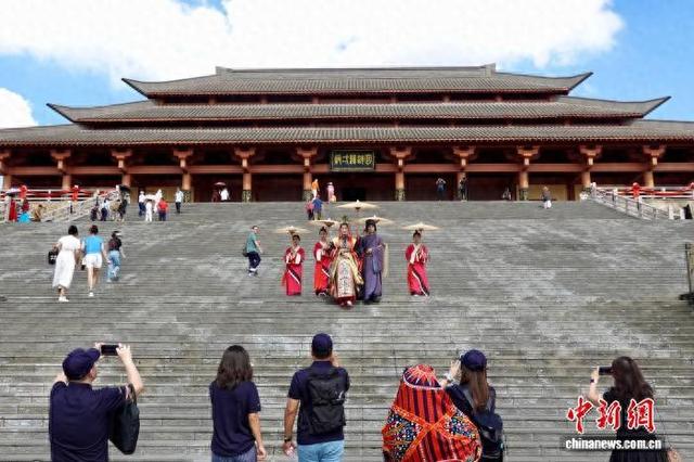 浙江横店：沉浸式文旅体验引客来