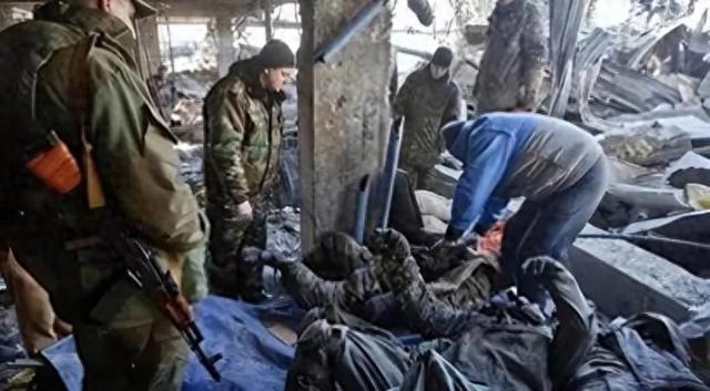 俄乌战争前线士兵亲历：钢铁与血肉的绞索