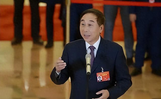 人狂必有祸！68岁冯巩现状曝光，给高调“炫富	”的闫学晶上了一课