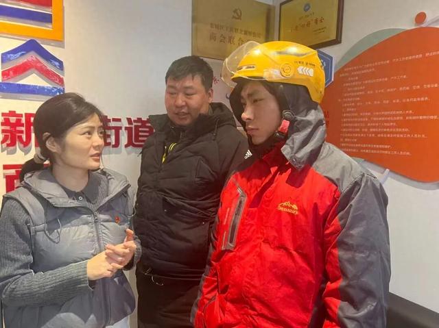 北京一副局长骑电动车送外卖，“原以为骑手最关心社保政策，没想到他们张口就是‘别罚我款’	”