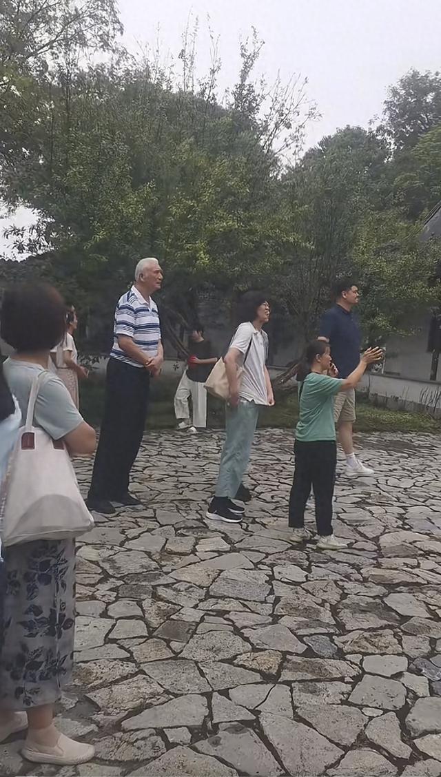 姚明国庆带一家人江苏旅游，女儿姚沁蕾15岁身高1米93打扮太成熟