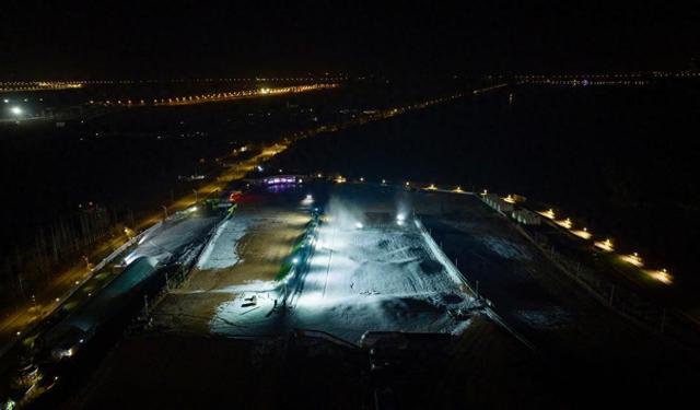 银川：迎接冰雪季 夜间造雪忙