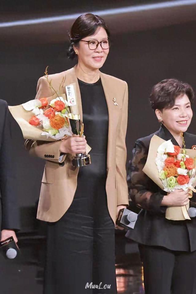 65岁郎平与52岁邓亚萍同框，一个医美后回春，一个美的原生态