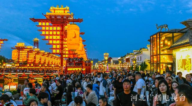 唐山：长假尾声河头老街景区游客多