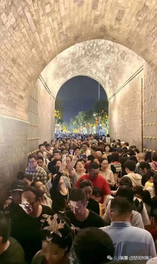 千年古城，一天24万人涌入，门都给挤爆了！