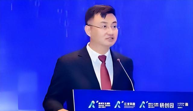 叛逃中国！年薪600万的华为高管，美国身份被扒后，更多猛料曝光