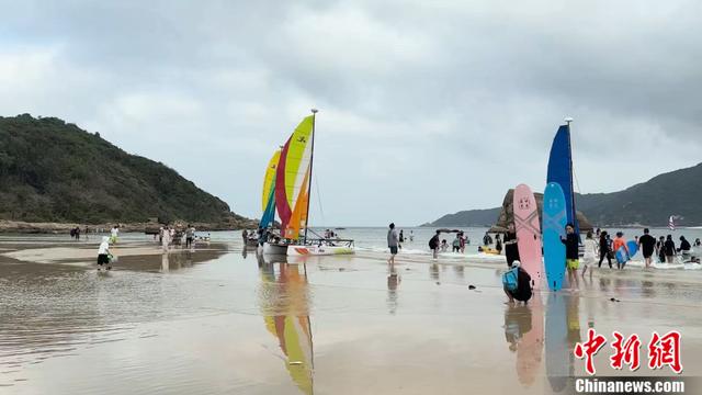 海南封关第一天，他在村里数起了外国游客