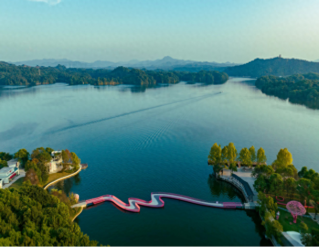 沿着高速看江西国企｜百名主播引爆千万流量，仙女湖如何靠“职人矩阵”破局文旅寒冬？