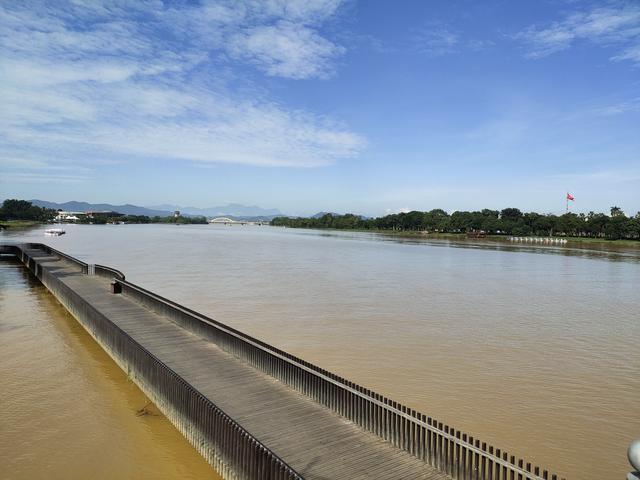 越南顺化大桥，北面不远就是越战中南越和北越的分界线-战争遗址