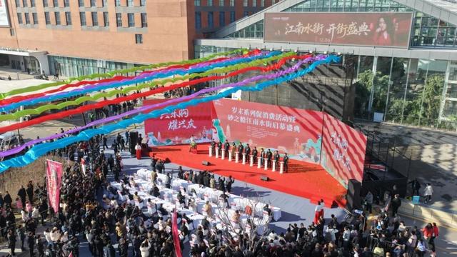 12月6日,银川江南水街正式开街迎客!
