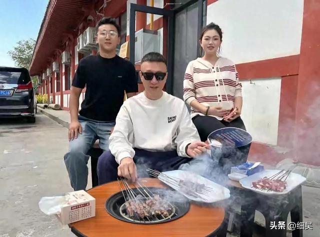 孙红雷和老婆王骏迪到宁夏旅游，在院子烤羊肉串，打扮时尚好贵气