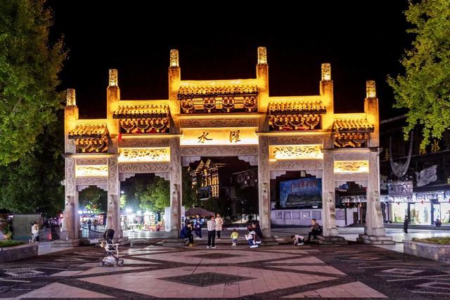 酉阳濯水：在飞檐与云雾间，撞见千年的烟火