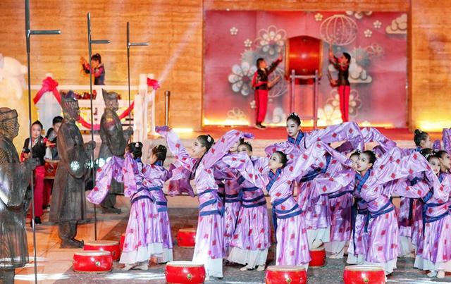 北京城市副中心古城遗址旁，市民看表演、赏圆月