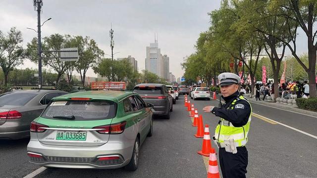 郑州新景区成热门打卡地，交警呼吁：绿色出行缓解交通压力
