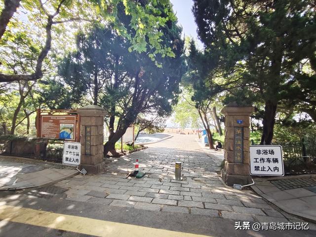 青岛海水浴场的一座凉亭，毛主席曾在此主持召开中央最高级别会议