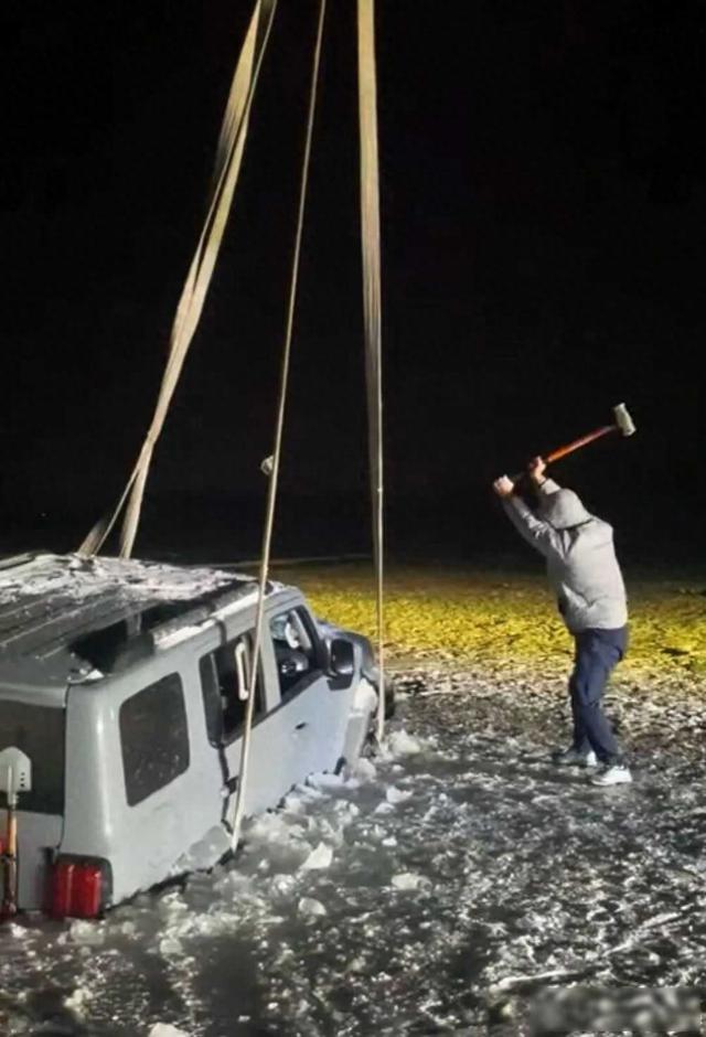 河北张家口一越野车冰面练漂移，冰层突然破裂，车轮落水冻6小时