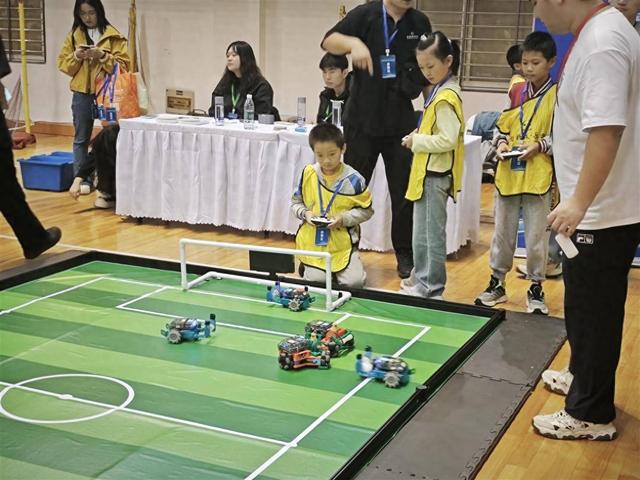 湖北省机器人运动大赛开幕 萌娃操控机械战甲“梅西附体”