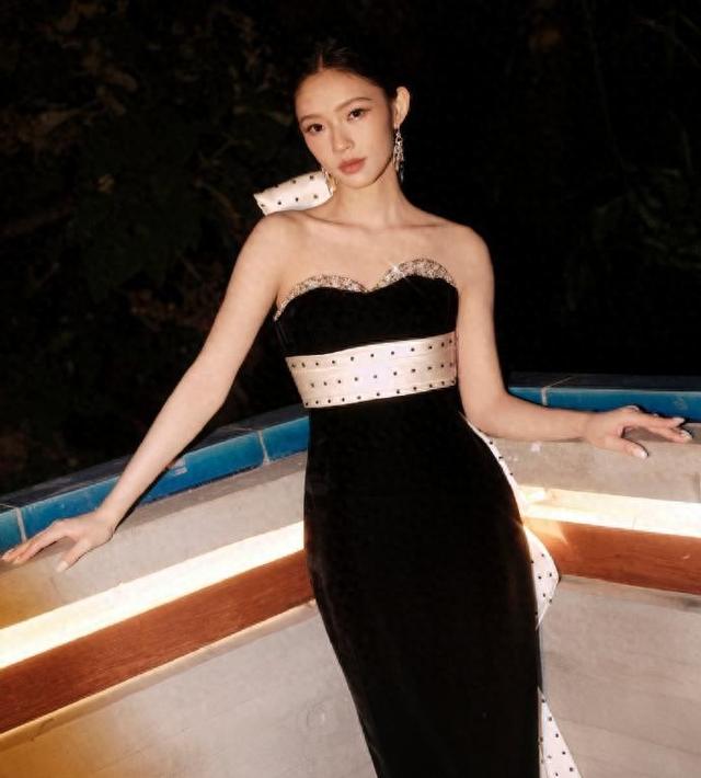 夜色中一袭黑裙惊艳全场，V领宝石闪耀夺目，躺草地展现完美曲线