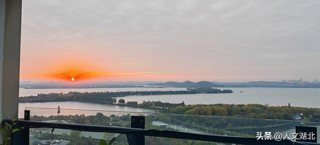 《东湖晨起见日出》