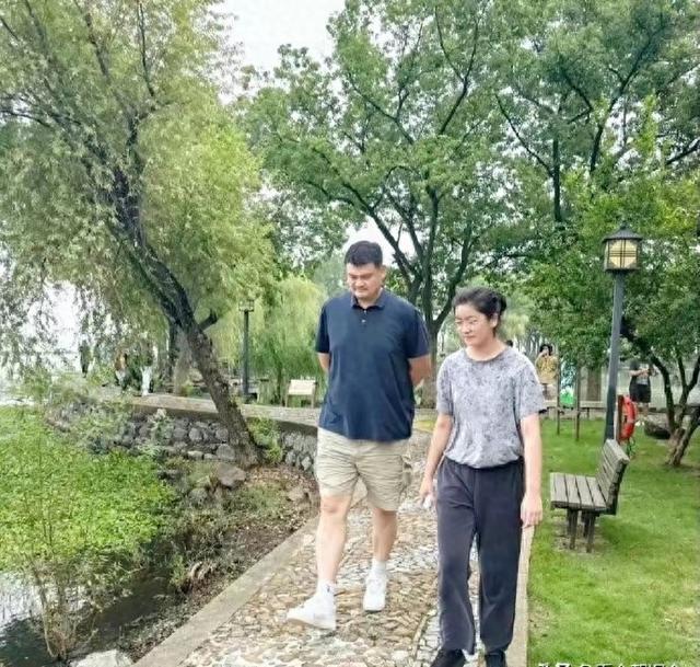 姚明和女儿现身苏州老家，不得不说姚明女儿没选择打篮球有些可惜