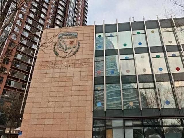 山东一企业有意为嫣然免费提供场地：位于北京朝阳区	，前身即是二级医院，设备齐全