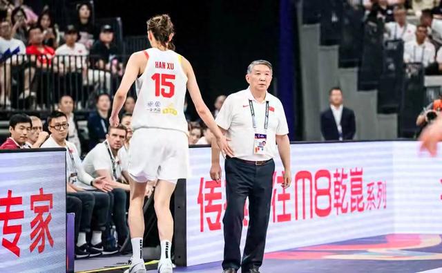 女篮输在哪？广东记者给出答案，2个字堪称点睛，球迷：错在一人