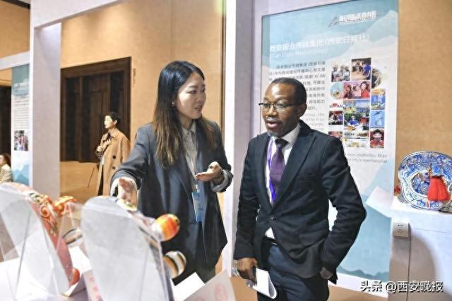 以国际视角讲好中国故事西安故事 文化传媒展台受参会嘉宾关注
