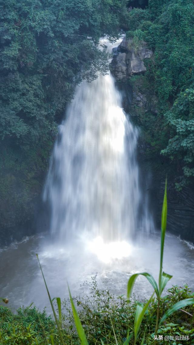 每日一景|中国唯一城市瀑布·云南腾冲叠水河瀑布