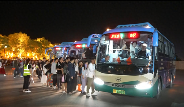 敦煌112辆免费公交夜送万名游客