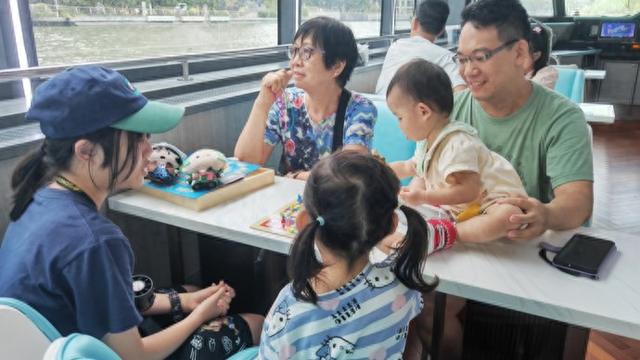 一秒穿越回上世纪90年代！香港游客登上苏州河游船，还体验了一把魂斗罗游戏