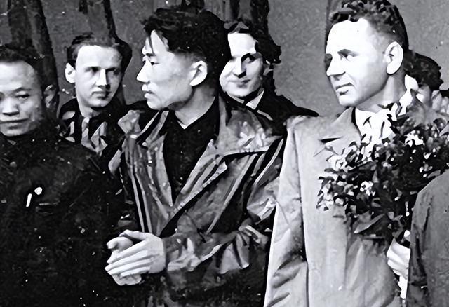 如果毛岸英不牺牲，毛主席会不会让他接班？历史早就给出了答案