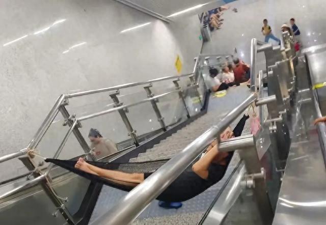 重庆地铁纳凉乱象引争议，到底是没素质，还是不包容？