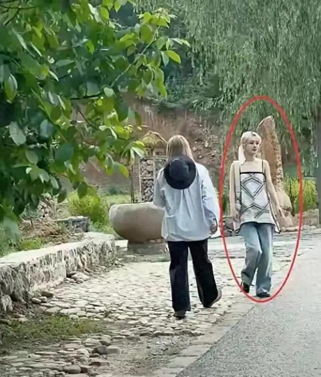 赵丽颖户外散步被偶遇	，网友吐槽身材五五分，和我们普通人差不多