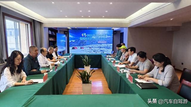 2025新疆秋冬主题自驾游线路推介会在西安举办