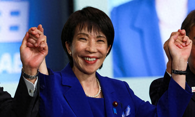 高市早苗拒不道歉，中日军方隔空对阵，自卫队抢先发射实弹挑衅