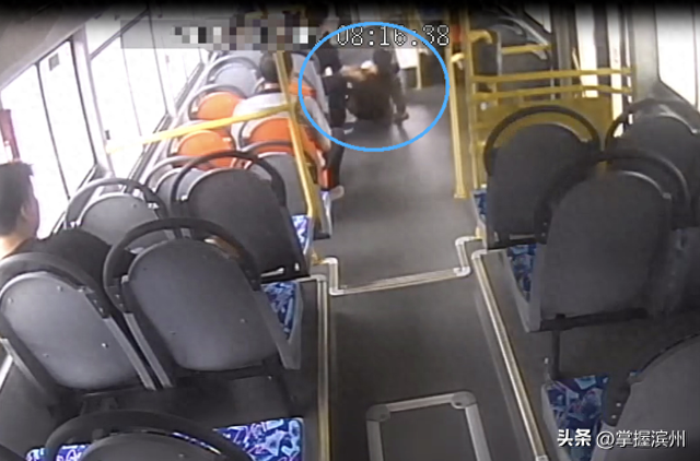 从关门到起步发车仅两秒，乘客摔倒骨折！北京法院：公交公司赔7万余元