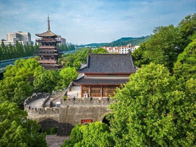 杭州磁场最强徒步路线！沿途古藤、观音和石刻，一步一景绿野仙踪