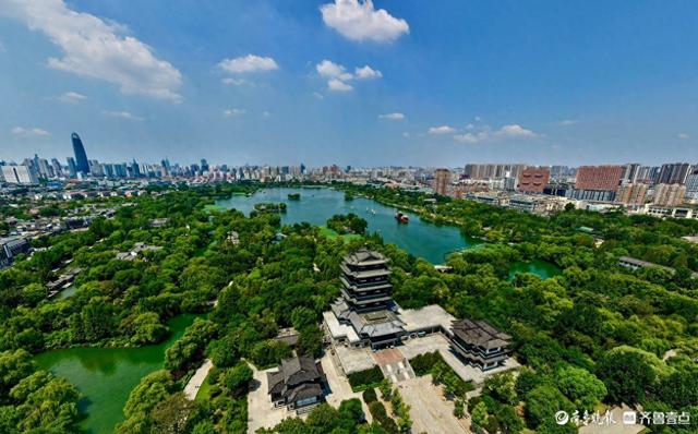俯瞰蓝天白云下的泉城美景