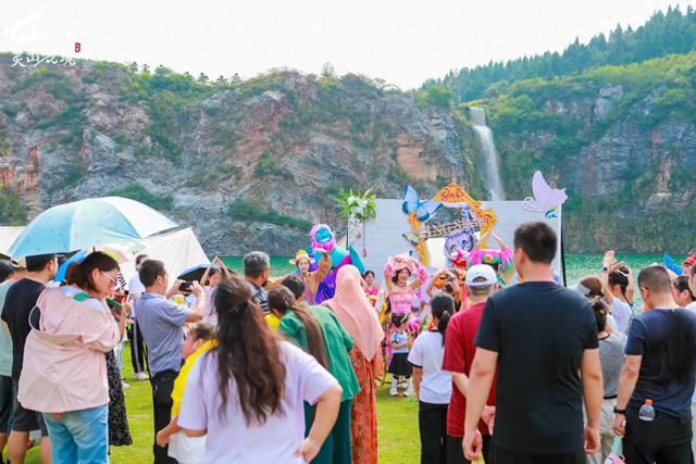 引领近郊游新体验！江夏灵山国庆首日奇幻艺术季活动火爆出圈