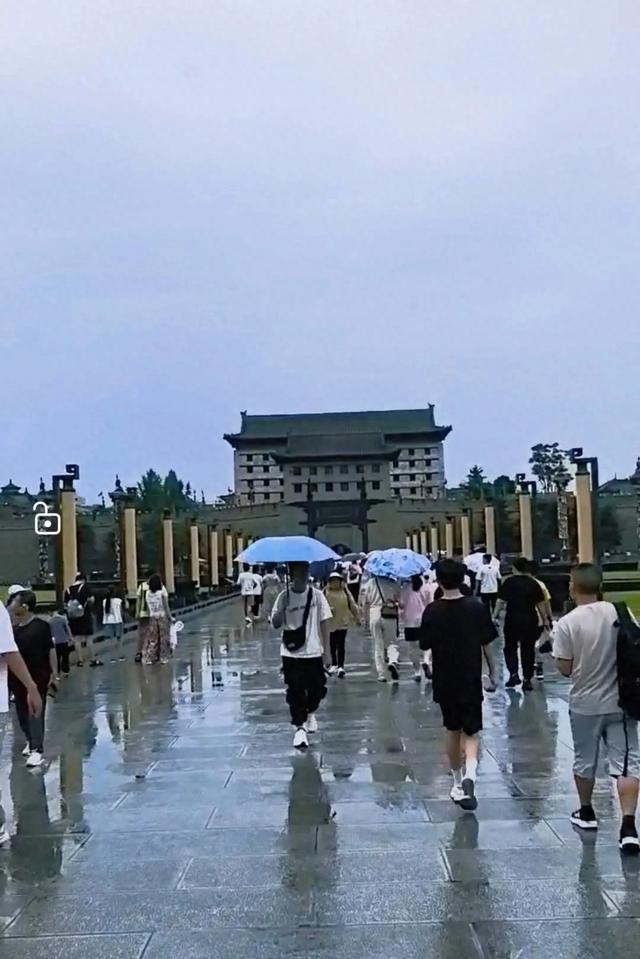 五绝:游西安古城墙