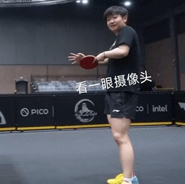 北京大满贯训练期间，孙颖莎也知道防摄像头了，拿拍子手动挡嘴