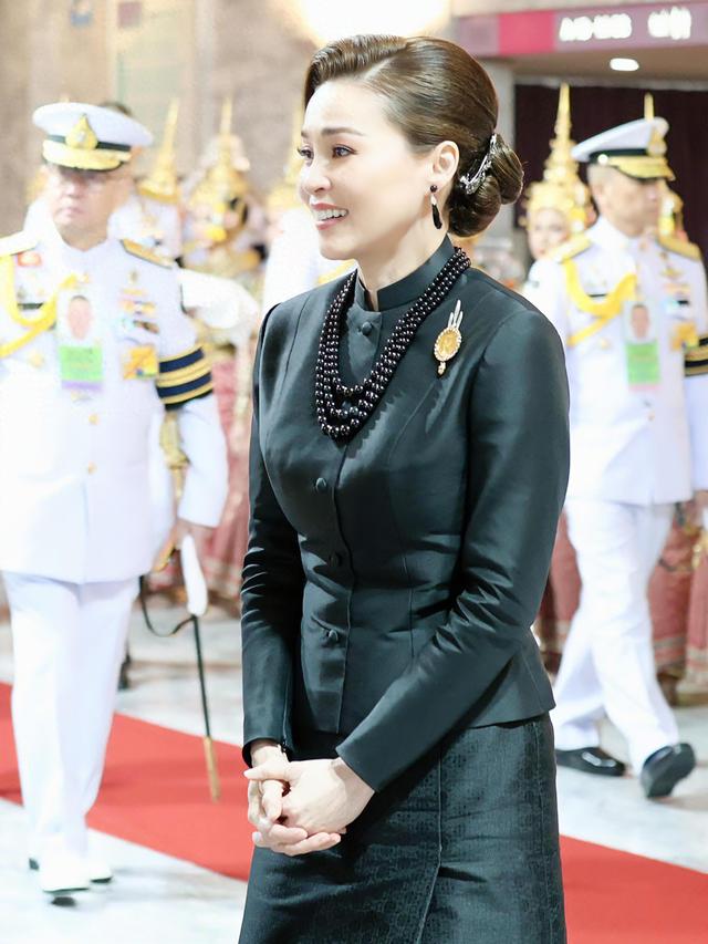 泰国王后这一跪，这才是顶级外交，她拜的不是佛，是两国的情谊