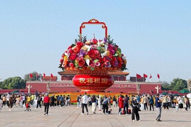 “祝福祖国”花篮亮相天安门广场吸引游客争相打卡
