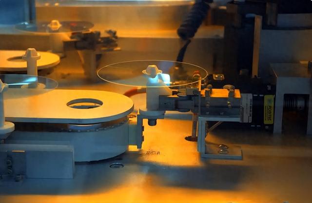 凭一国之力造出光刻机，意味着什么？或将成第四次工业革命引领者