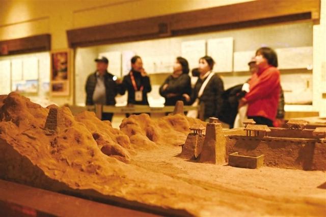 初冬时节，敦煌市博物馆受游客青睐