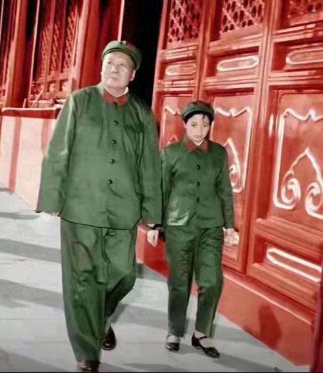 1966年北京天安门城楼	，73岁毛主席与他的保健护士长吴旭君!