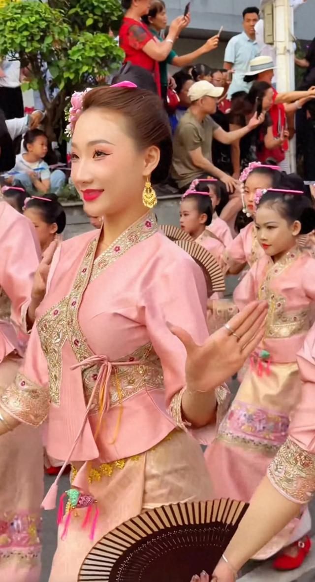 云南泼水节有多疯?消防车直升机齐上阵,建议全国巡泼不过分吧!