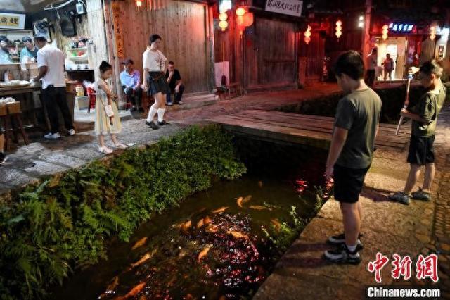 福建周宁八百多年鲤鱼溪暑期引游人